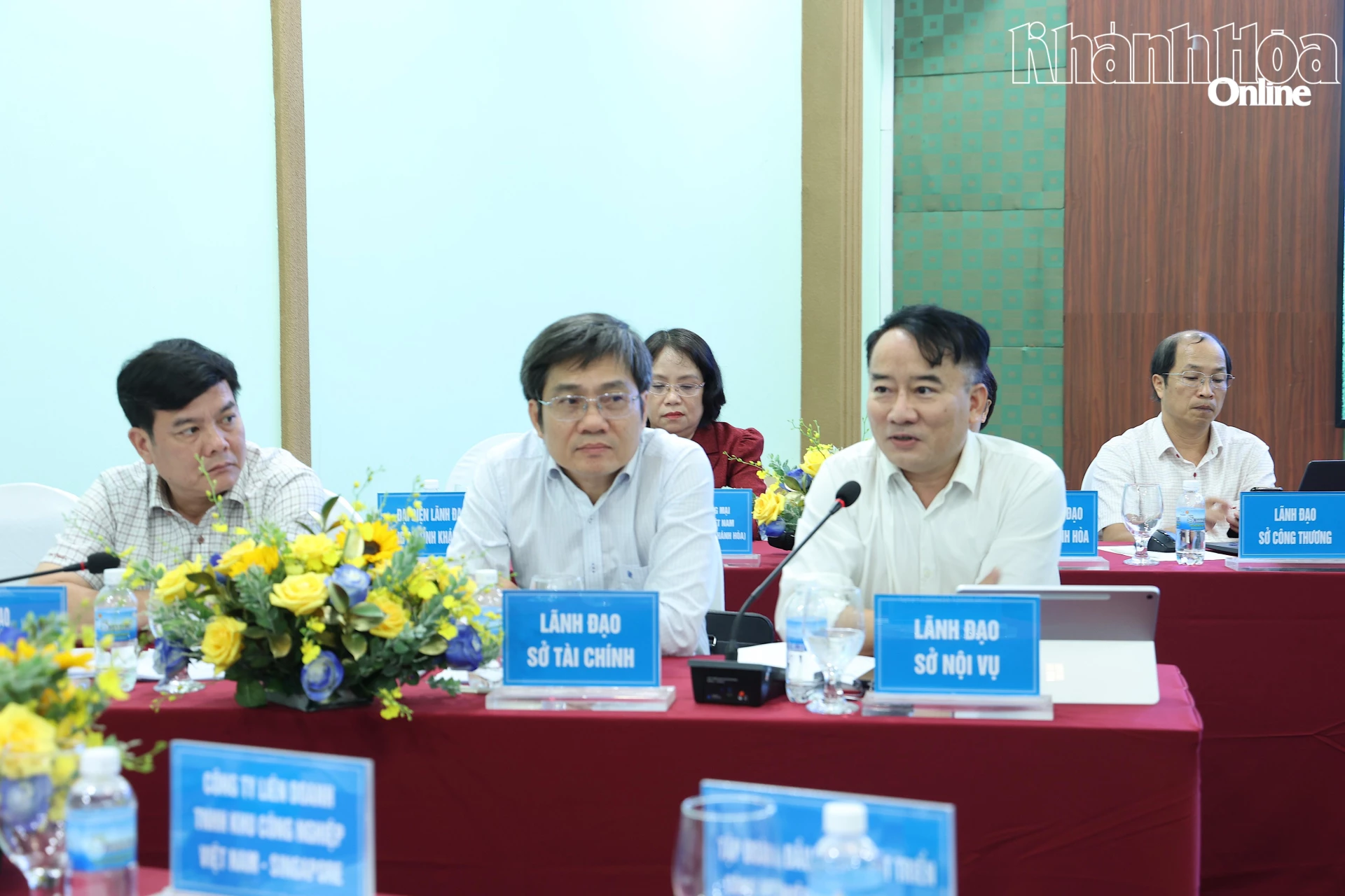 Lãnh đạo các sở, ngành của tỉnh trao đổi giải đáp các vướng mắc của doanh nghiệp.