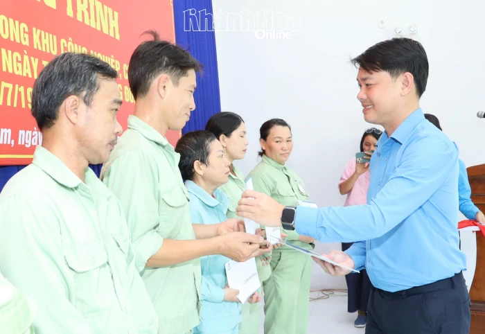Liên đoàn Lao động tỉnh Khánh Hòa tặng quà tri ân người lao động trong khu, cụm công nghiệp