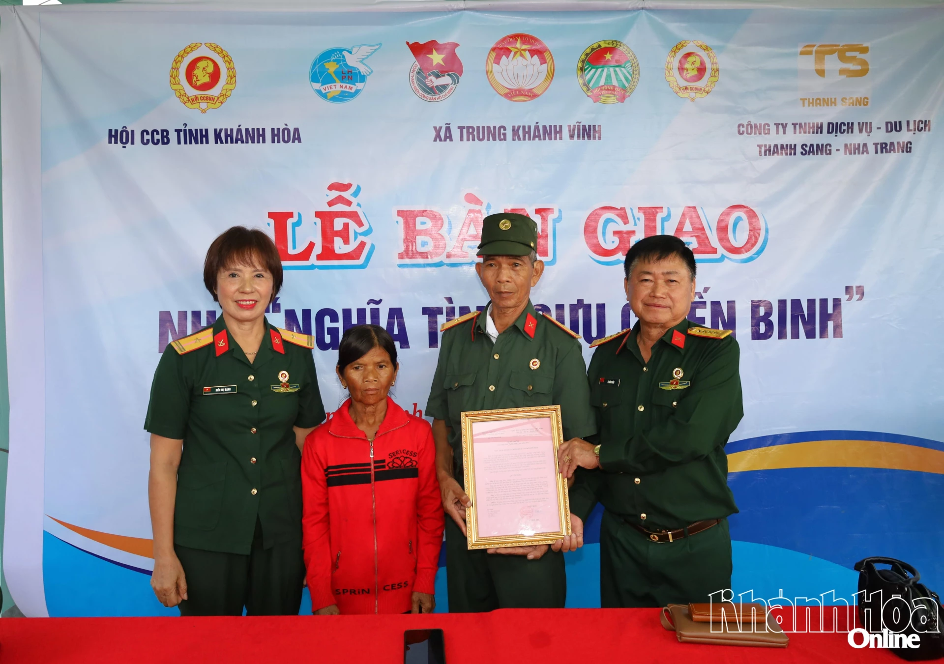 Lãnh đạo Hội Cựu chiến binh tỉnh trao quyết định bàn giao nhà cho gia đình ông Knai Y Vư.