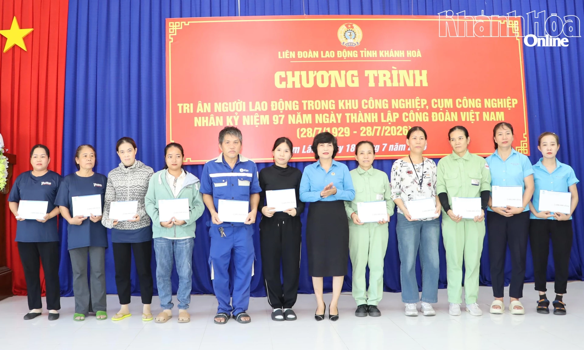 Lãnh đạo Liên đoàn Lao động tỉnh tặng quà tri ân người lao động.