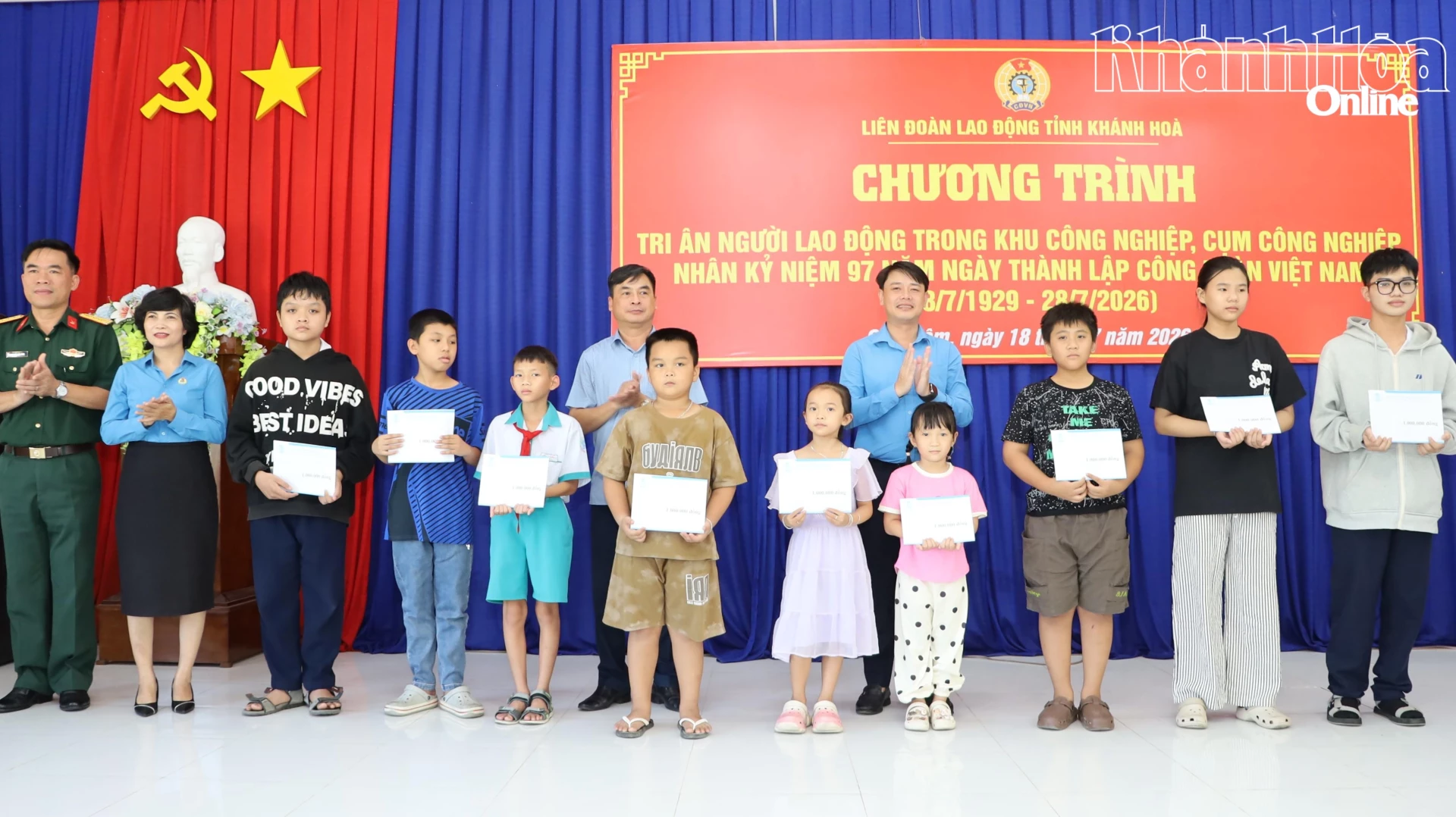Lãnh đạo Liên đoàn Lao động tỉnh và các đại biểu tặng quà cho con đoàn viên, người lao động.