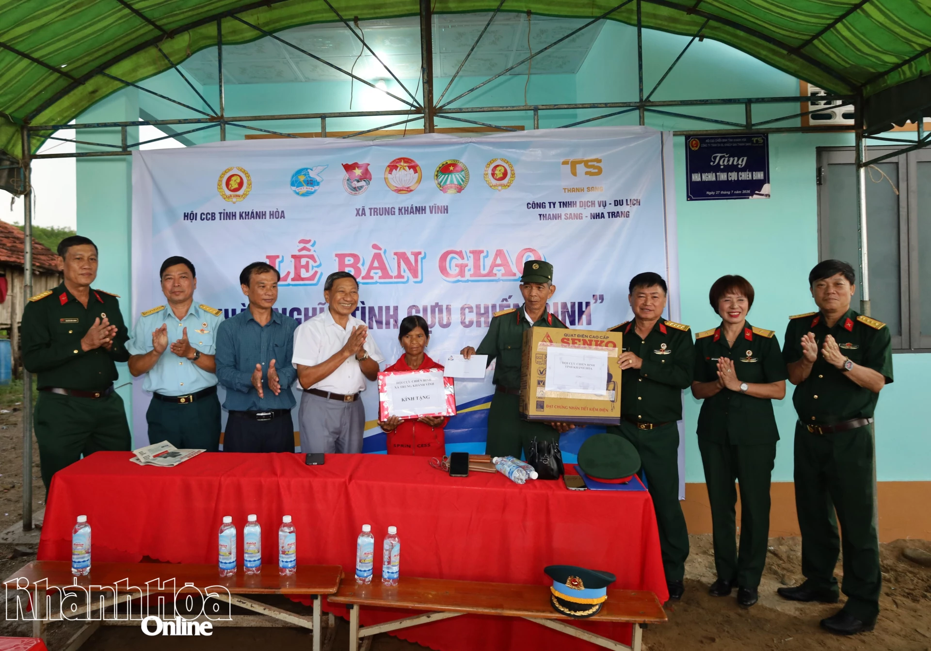 Đại diện các cơ quan, đơn vị trao quà tặng gia đình ông Knai Y Vư.