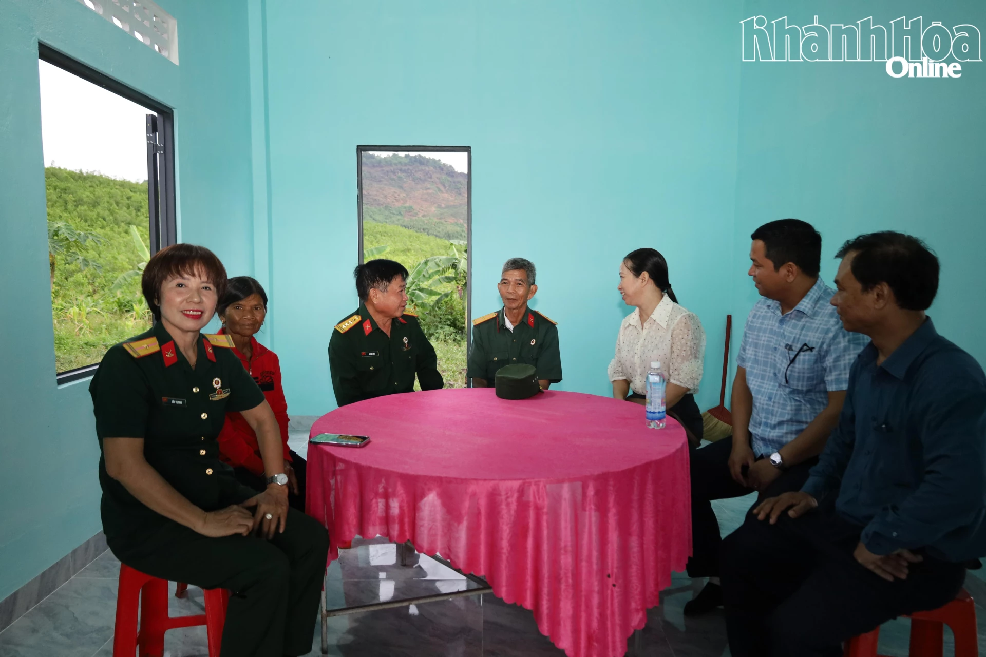 Đại diện các cơ quan, đơn vị động viên gia đình ông Knai Y Vư.
