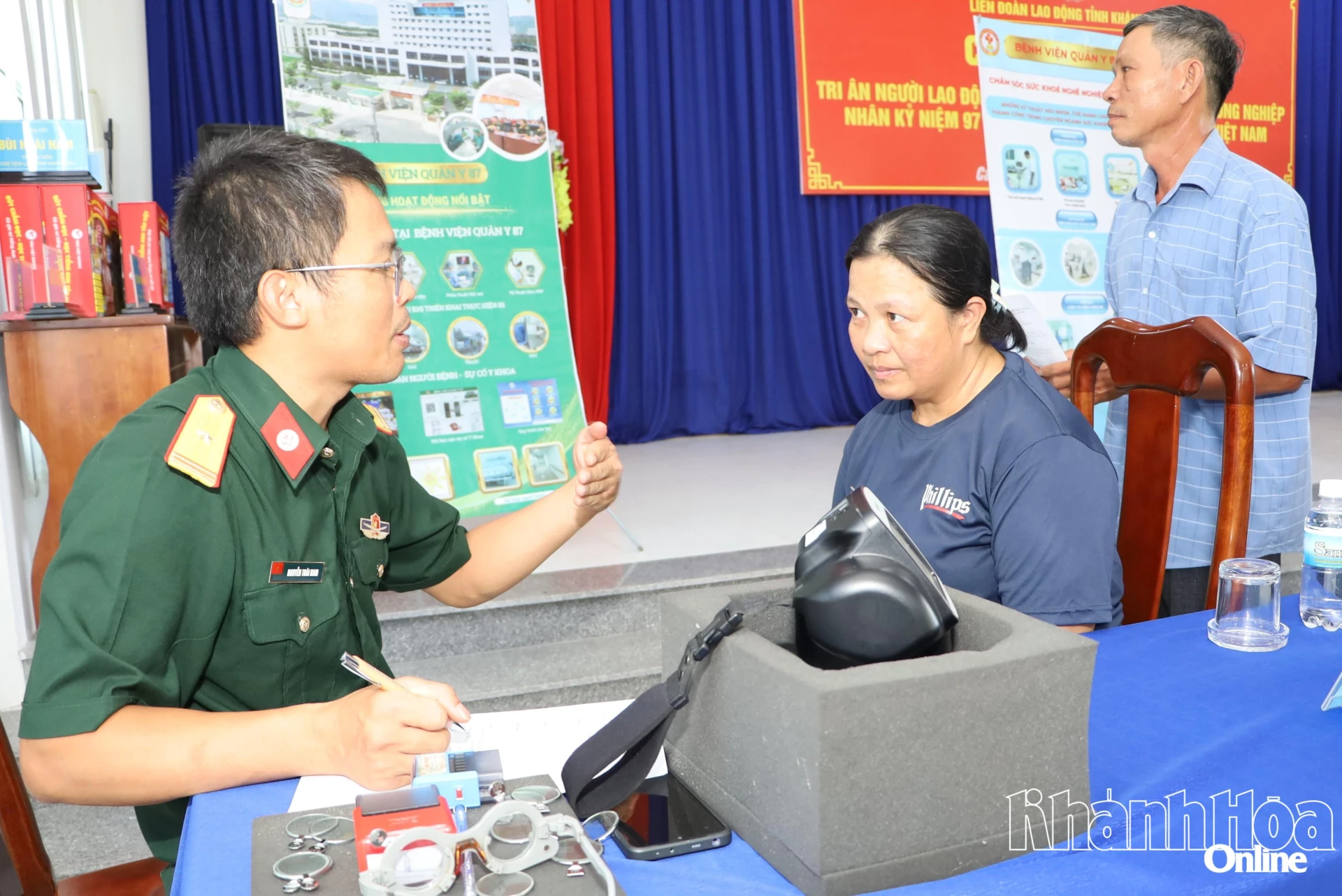 Y, bác sĩ Bệnh viên Quân y 87 tư vấn, khám các bệnh vệ mặt cho người lao động.