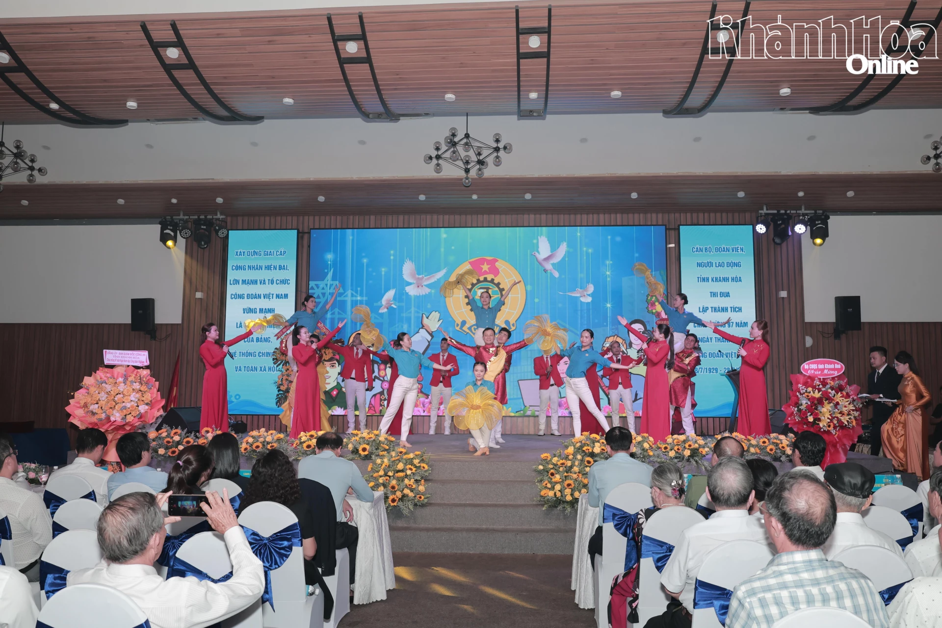 Văn nghệ chào mừng tại lễ kỷ niệm.