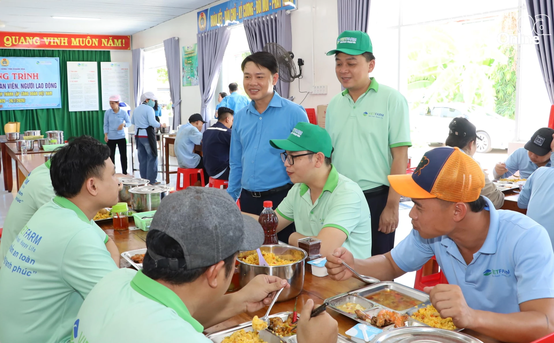 Ông Bùi Hoài Nam và lãnh đạo Công ty Cổ phần Thực phẩm Cánh Đồng Việt thăm hỏi, động viên người lao động tại Bữa cơm Công đoàn.