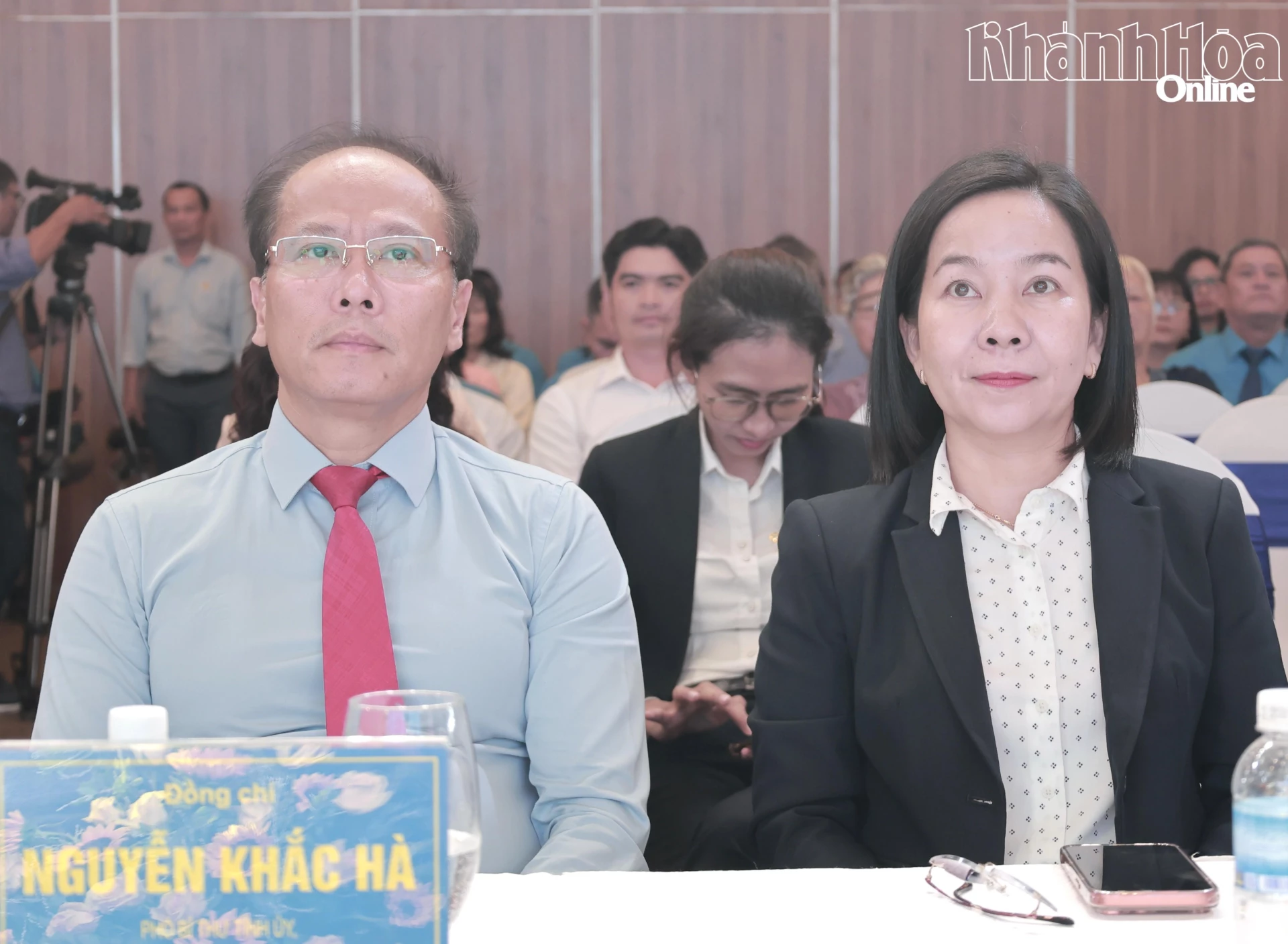 Đồng chí Nguyễn Khắc Hà và các đại biểu tham dự lễ kỷ niệm.