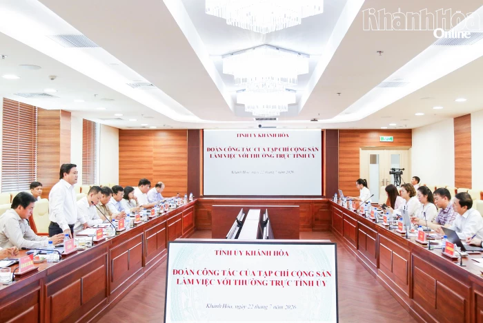 Phó Bí thư Tỉnh ủy, Chủ tịch HĐND tỉnh Khánh Hòa làm việc với đoàn công tác của Tạp chí Cộng sản