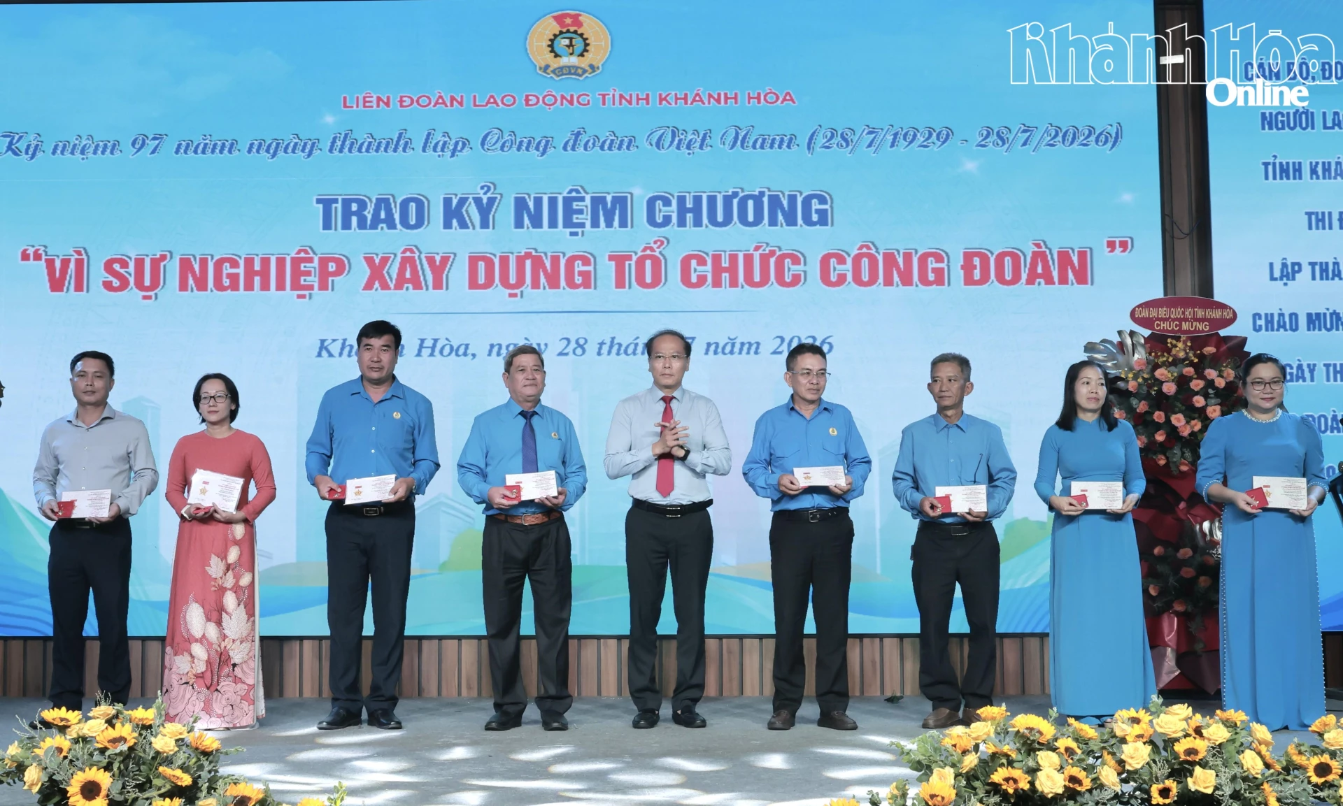 Đồng chí Nguyễn Khắc Hà trao kỷ niệm chương “Vì sự nghiệp xây dựng tổ chức Công đoàn” cho các cá nhân.