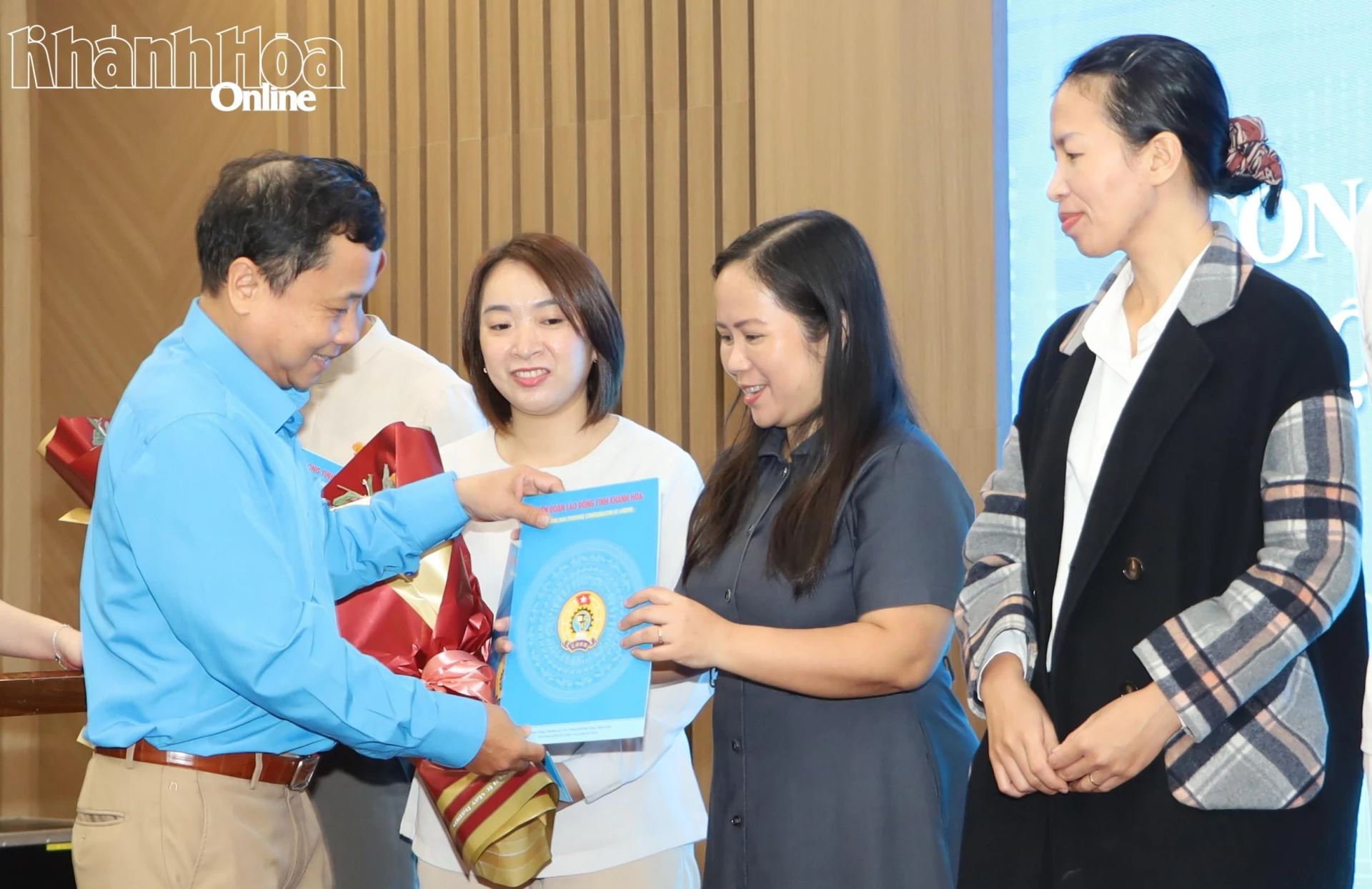 Ông Bùi Đăng Thành trao quyết định thành lập cho các câu lạc bộ.
