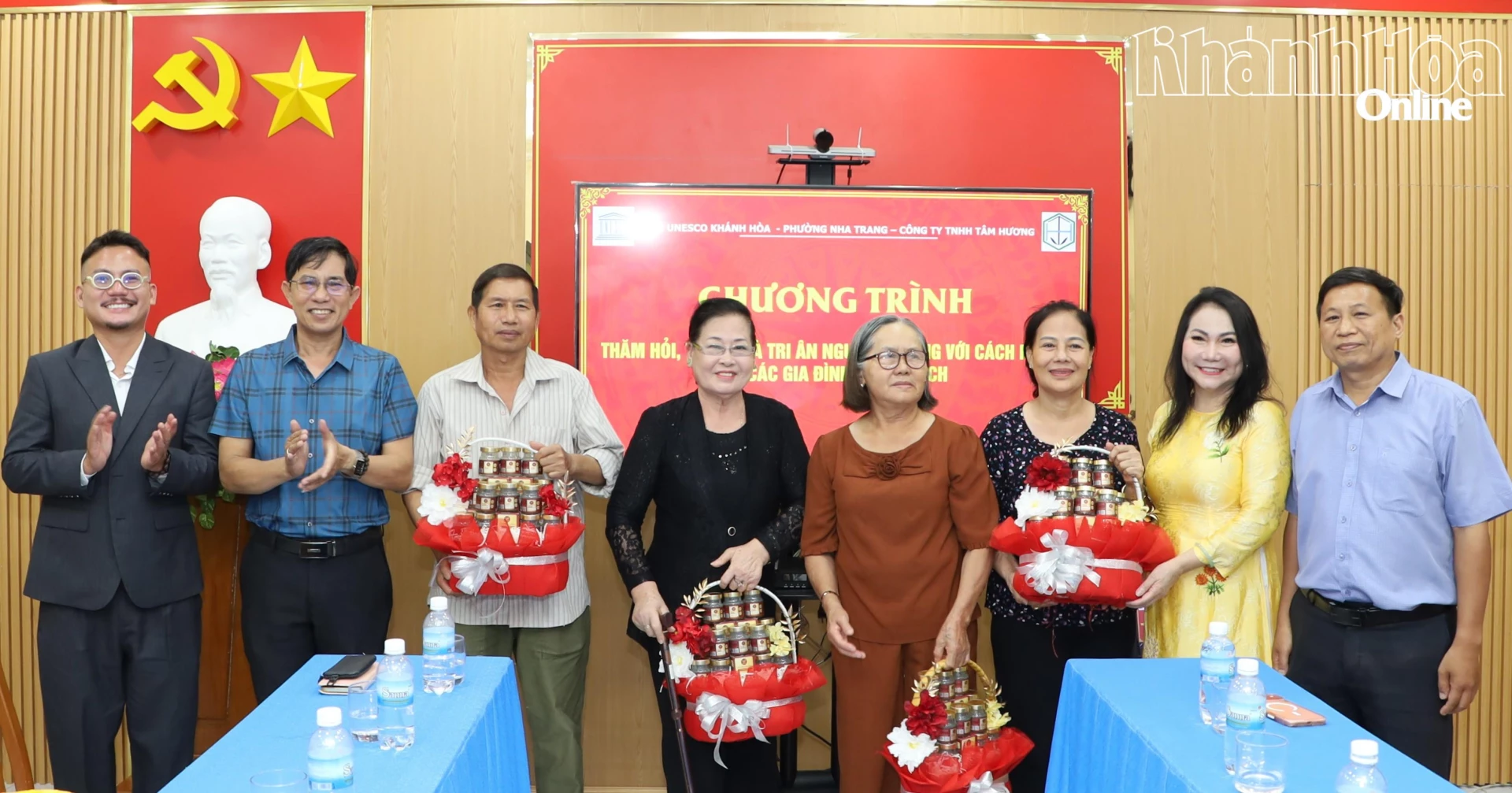 Đại diện Hội UNESCO tỉnh và Công ty TNHH Tâm Hương trao quà tri ân người có công với cách mạng phường Nha Trang.