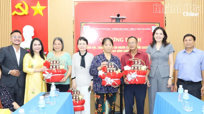Hội UNESCO tỉnh Khánh Hòa và Công ty TNHH Tâm Hương thăm, tặng quà Bà mẹ Việt Nam anh hùng và thương bệnh binh nặng