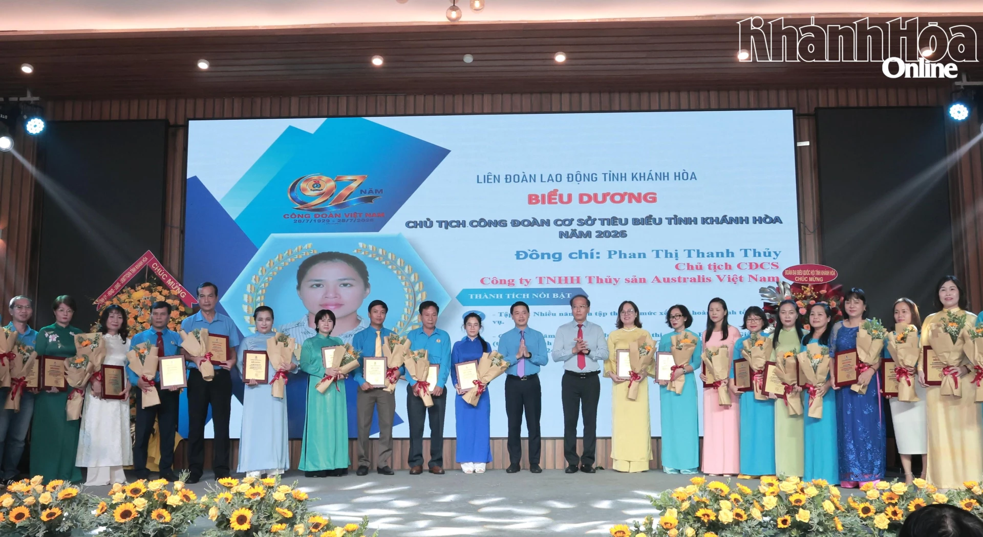 Đồng chí Nguyễn Khắc Hà và ông Bùi Hoài Nam trao biểu dương những Chủ tịch công đoàn cơ sở tiêu biểu.