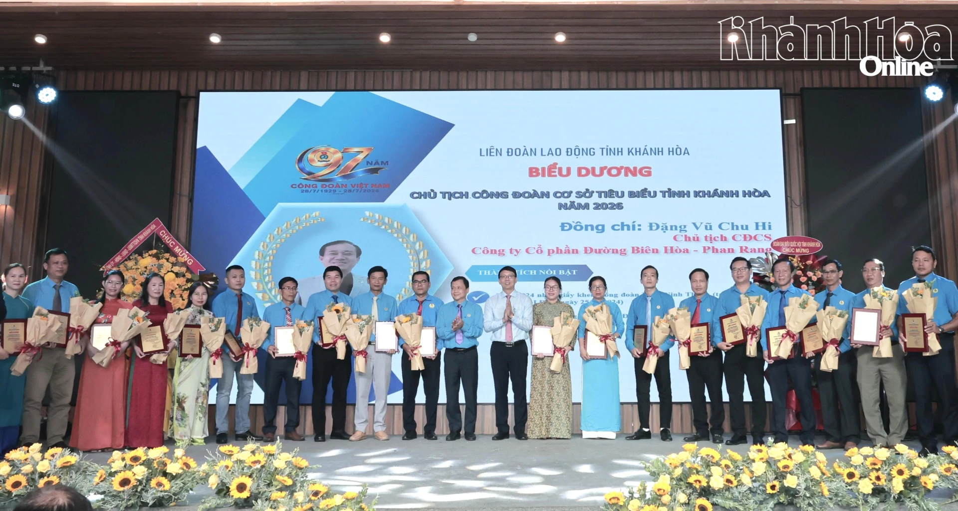 Đồng chí Nguyễn Thanh Hà và lãnh đạo Liên đoàn Lao động tỉnh trao biểu dương cho những Chủ tịch công đoàn cơ sở tiêu biểu.