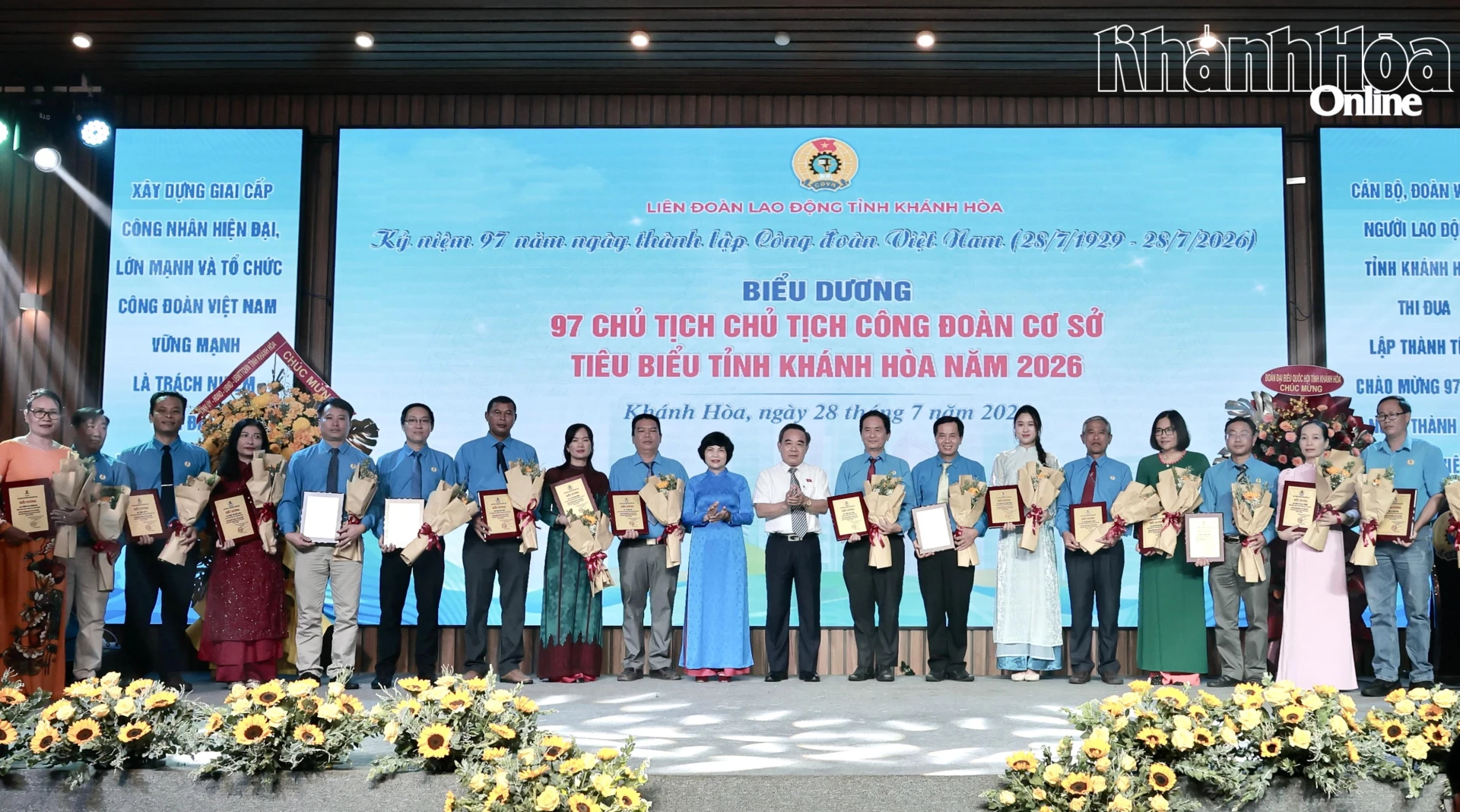 Đồng chí Lê Hữu Trí và lãnh đạo Liên đoàn Lao động tỉnh trao biểu dương cho những Chủ tịch công đoàn cơ sở tiêu biểu.