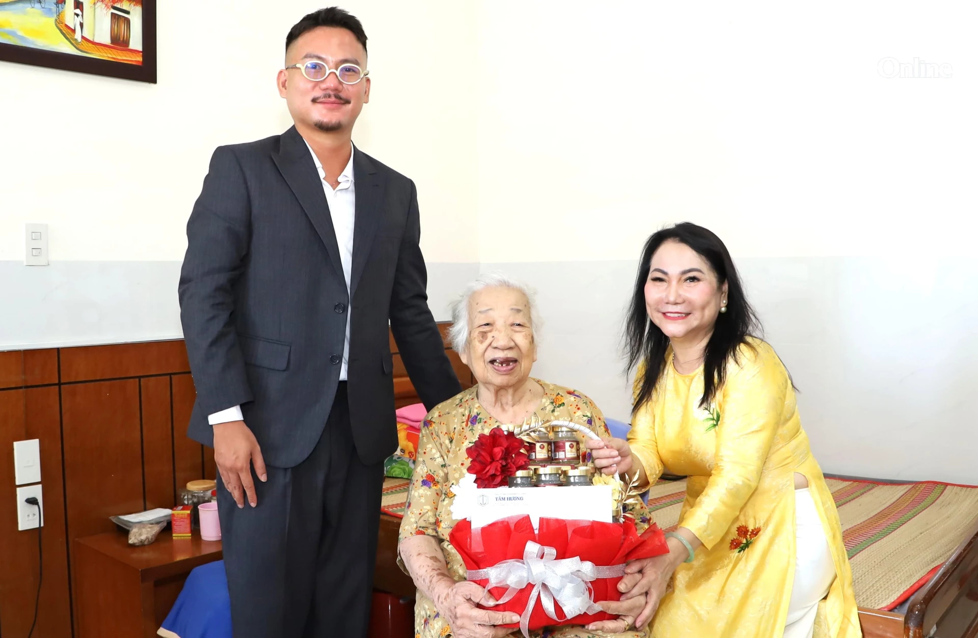 Đại diện Hội UNESCO tỉnh và Công ty TNHH Tâm Hương trao quà tri ân người có công với cách mạng đang được chăm sóc, nuôi dưỡng tại Trung tâm Điều dưỡng và Chăm sóc người có công tỉnh.