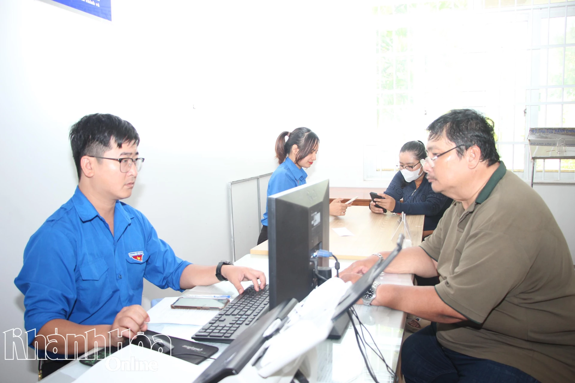 Cán bộ, công chức xã Vạn Ninh giải quyết thủ tục hành chính cho người dân.