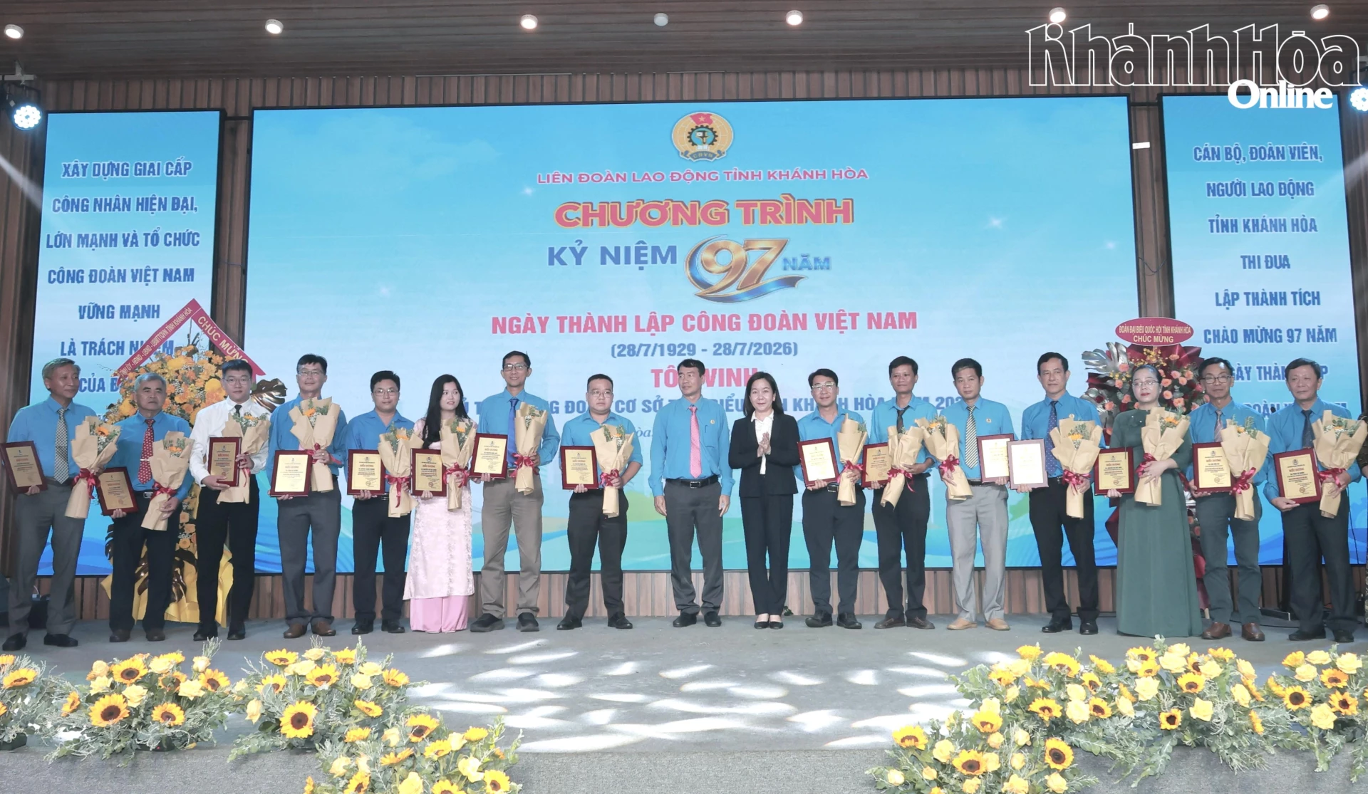 Đồng chí Hà Thị Hồng Hạnh - Phó Trưởng ban Tuyên giáo và Dân vận Tỉnh ủy cùng lãnh đạo Liên đoàn Lao động tỉnh trao biểu dương cho những Chủ tịch công đoàn cơ sở tiêu biểu.
