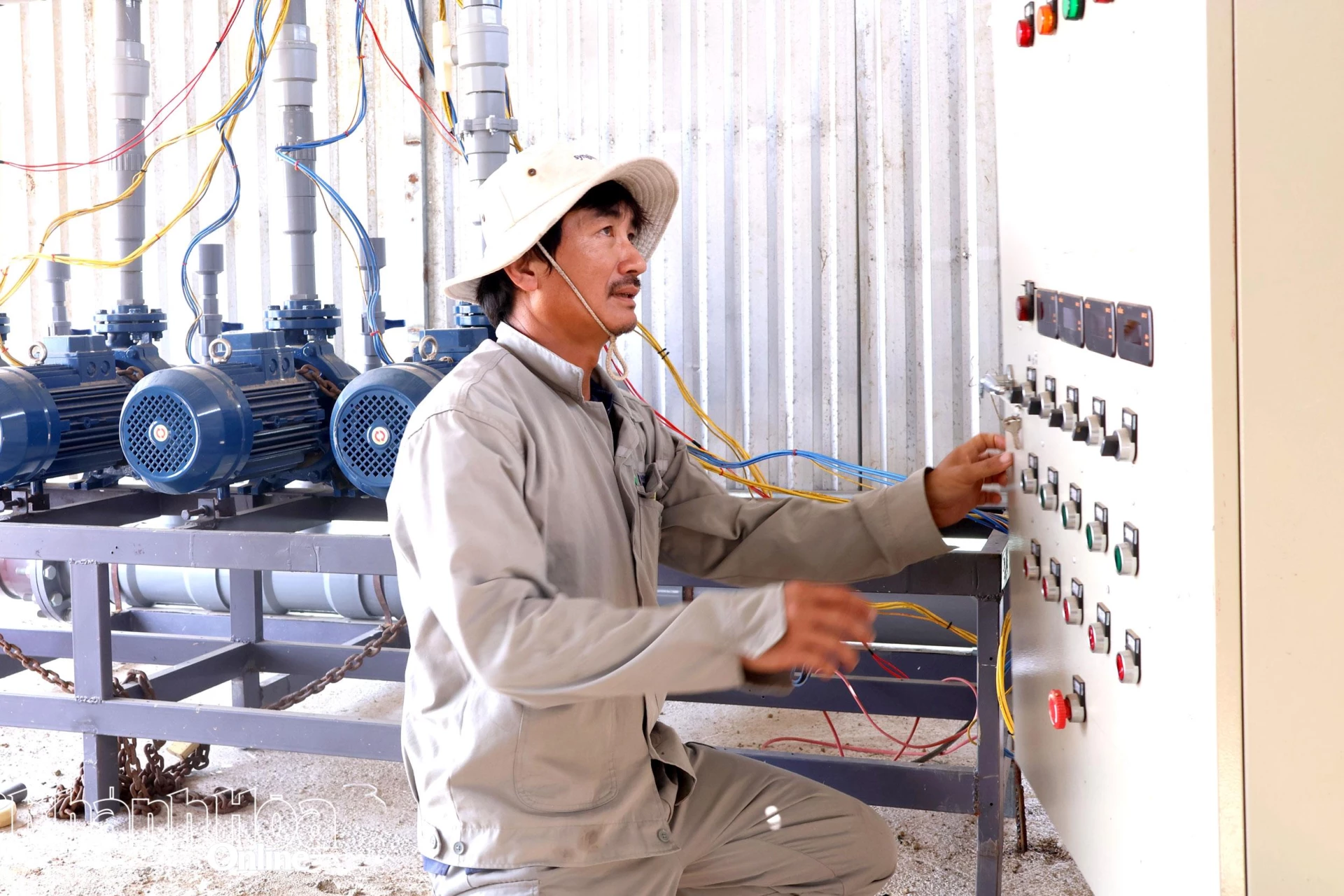 Ông Phạm Minh Chính kiểm tra vận hành hệ thống nước.