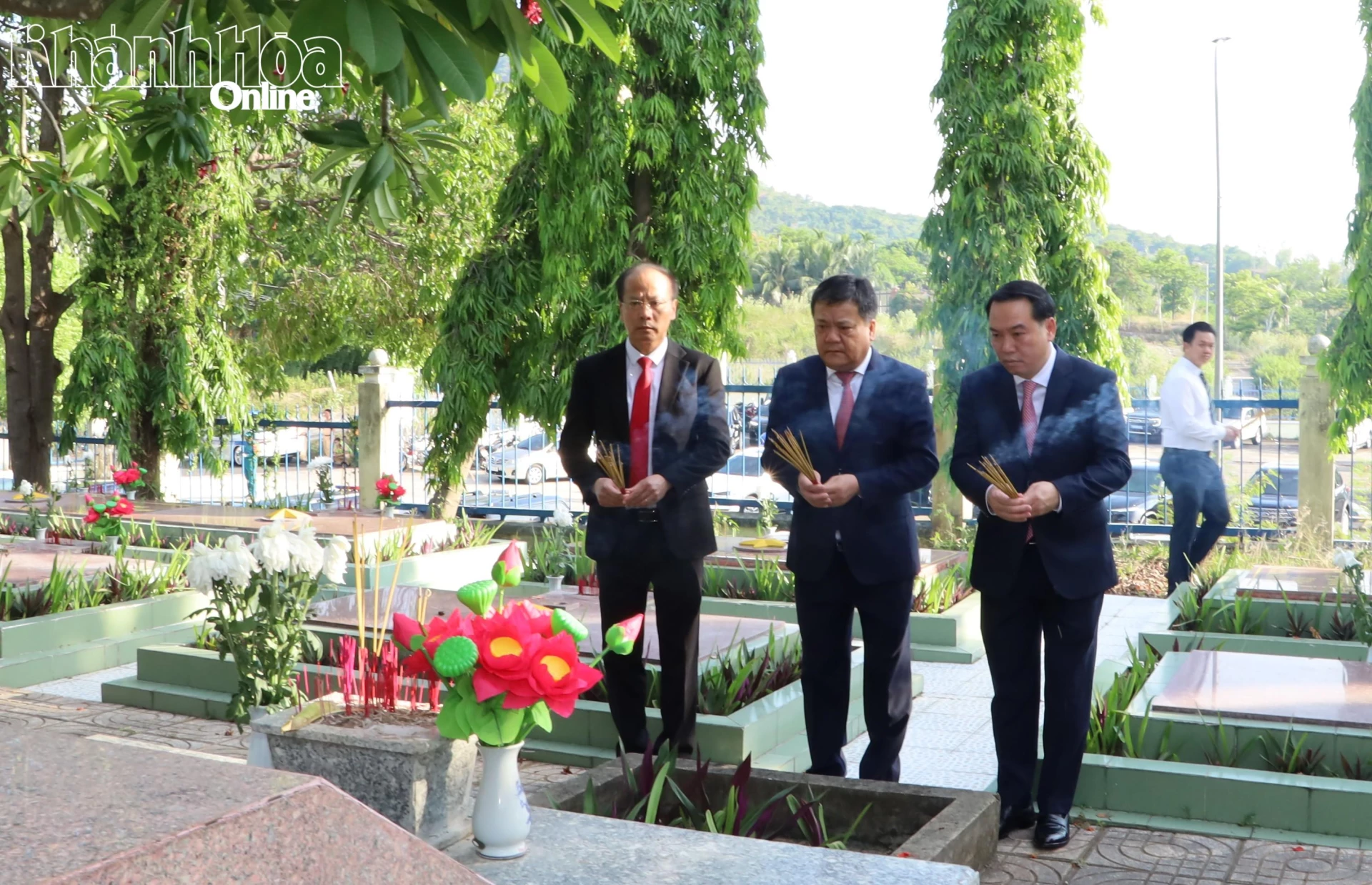 Đồng chí Trần Phong, đồng chí Hồ Xuân Trường, đồng chí Nguyễn Khắc Hà thắp hương tại các phần mộ liệt sĩ.