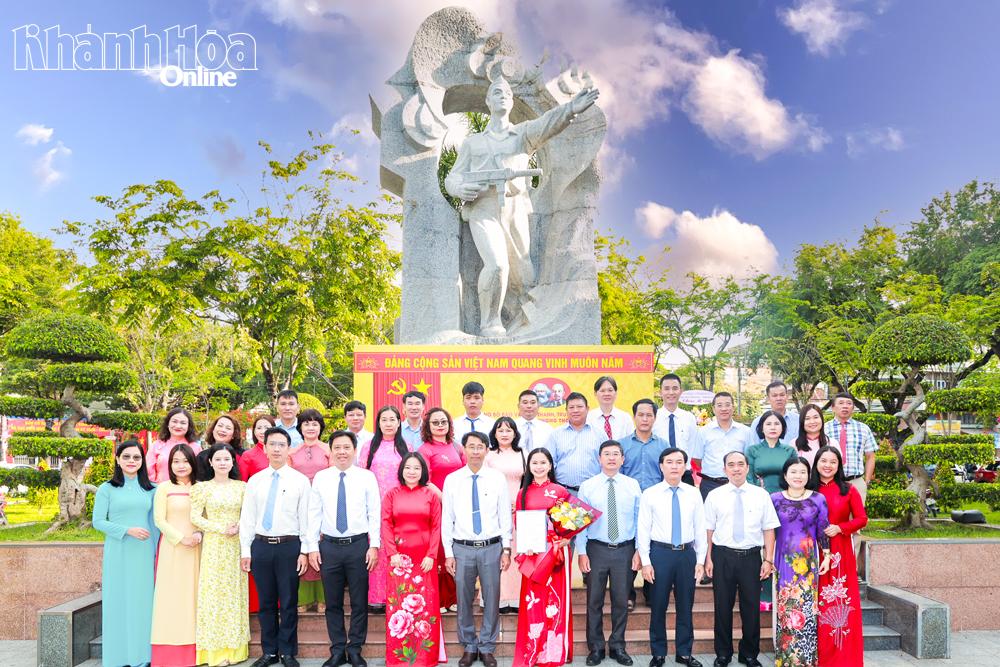 Chi bộ Phòng Thời sự, Đảng bộ Báo và Phát thanh, Truyền hình Khánh Hòa tổ chức lễ kết nạp đảng viên tại Công viên 23 tháng 10. Ảnh: NHÂN TÂM