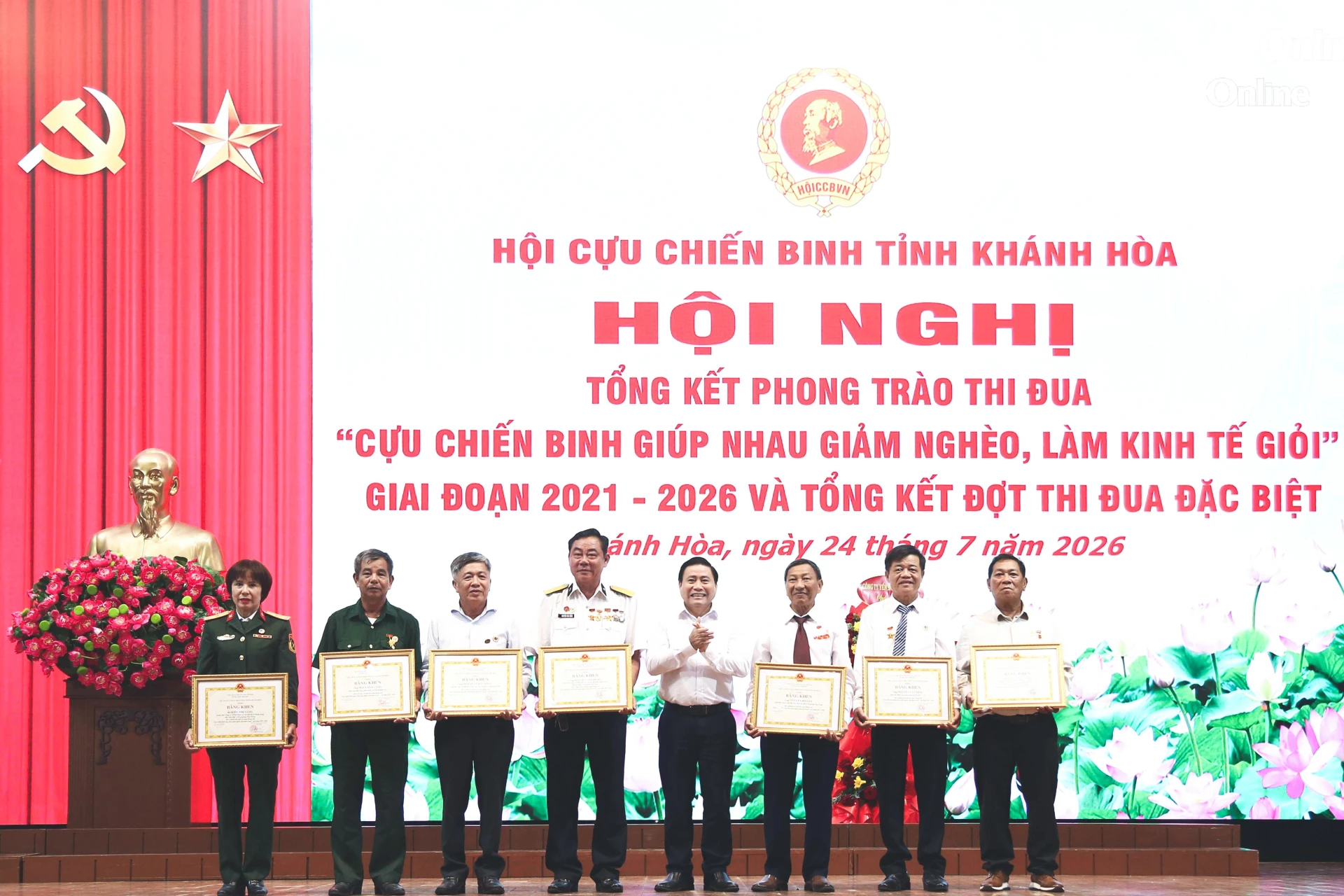 Đồng chí Lâm Đông trao bằng khen của UBND tỉnh cho các cá nhân có thành tích xuất sắc.