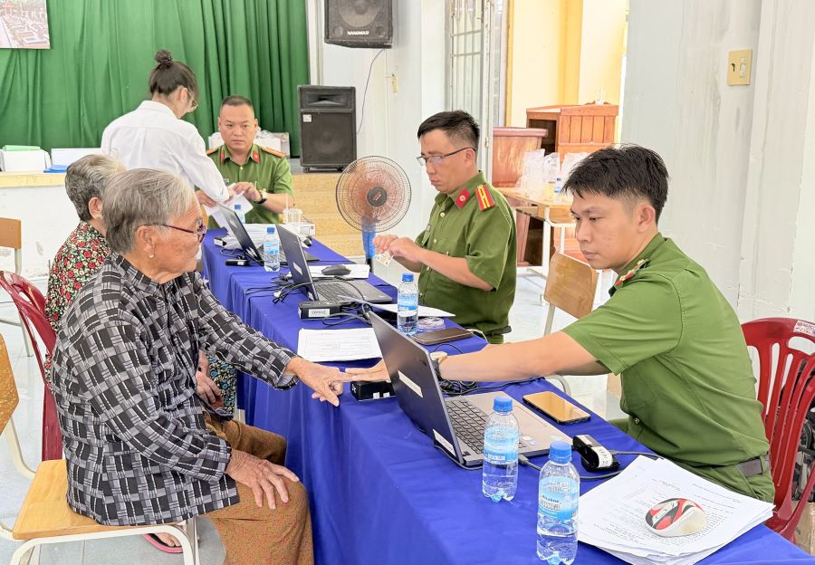 Lực lượng Công an làm thủ tục cho thân nhân liệt sĩ trước khi lấy mẫu ADN.