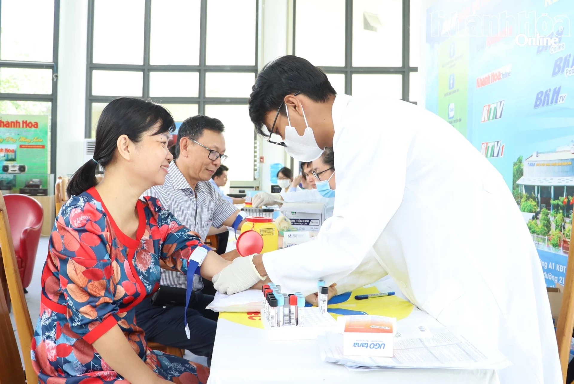 Lấy mẫu máu làm các xét nghiệm sàng lọc bệnh lý cho người lao động.
