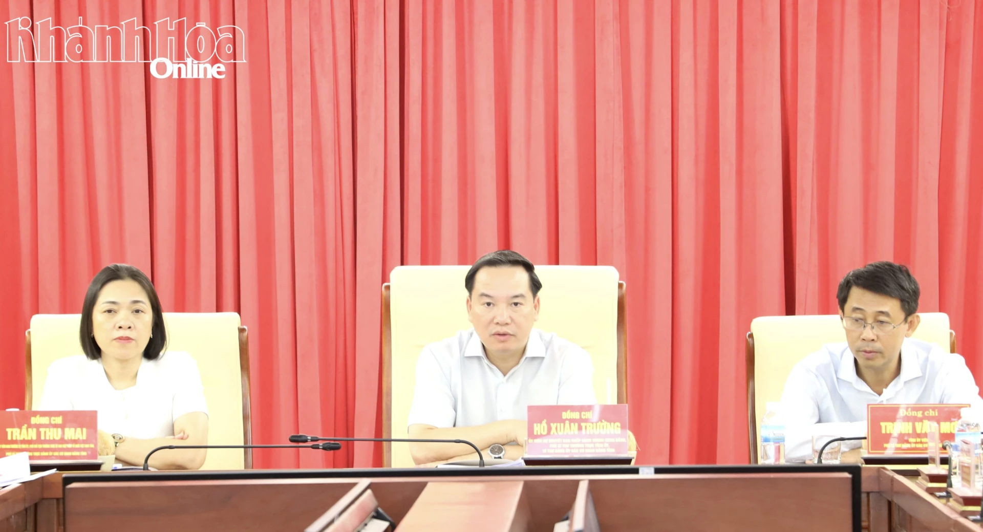 Các đồng chí: Hồ Xuân Trường, Trần Thu Mai, Trịnh Văn Mơ chủ trì hội nghị.