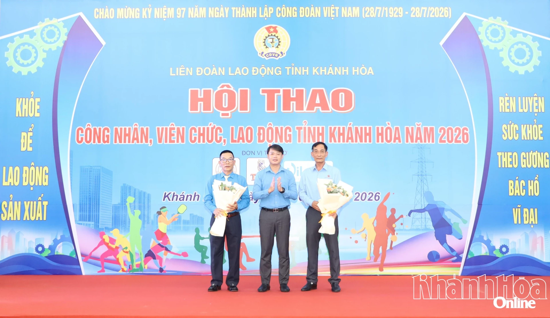 Ông Bùi Hoài Nam - Phó Chủ tịch Ủy ban MTTQ Việt Nam tỉnh, Chủ tịch Liên đoàn Lao động tỉnh tặng hoa cảm ơn các đơn vị tài trợ cho hội thao.
