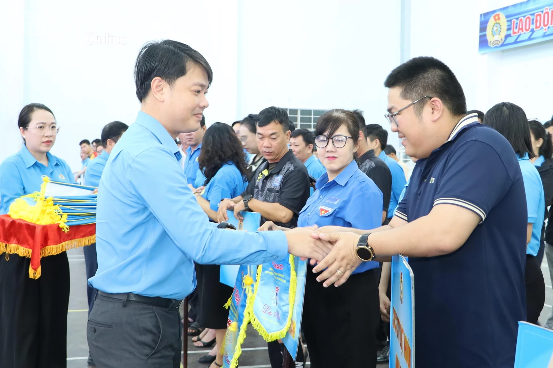 Ông Bùi Hoài Nam - Phó Chủ tịch Ủy ban MTTQ Việt Nam tỉnh, Chủ tịch Liên đoàn Lao động tỉnh trao cờ lưu niệm cho các đội tham gia hội thao.