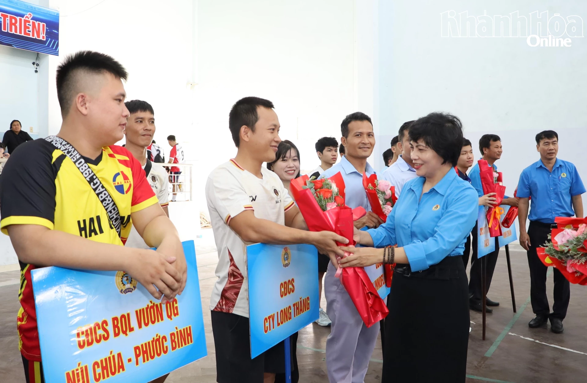 Bà Trần Thị Hương - Phó Chủ tịch Liên đoàn Lao động tỉnh tặng hoa cho các đội tham gia hội thao.