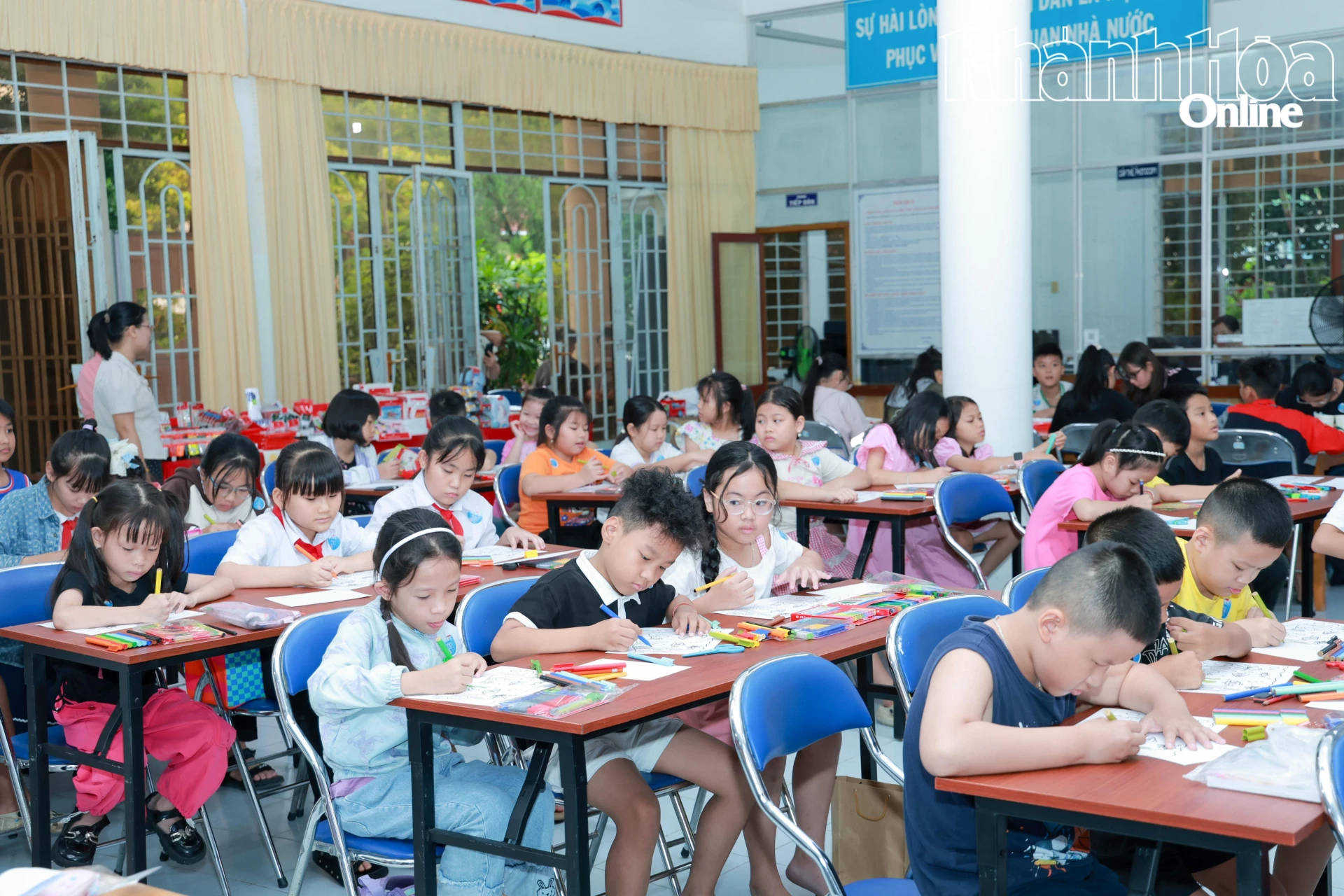 Các em thiếu nhi thực hiện tác phẩm của mình.