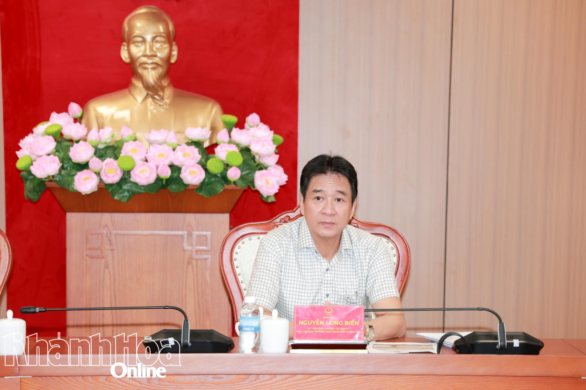 Đồng chí Nguyễn Long Biên chủ trì cuộc họp.