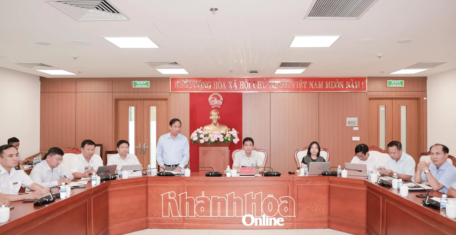 Quang cảnh cuộc họp.