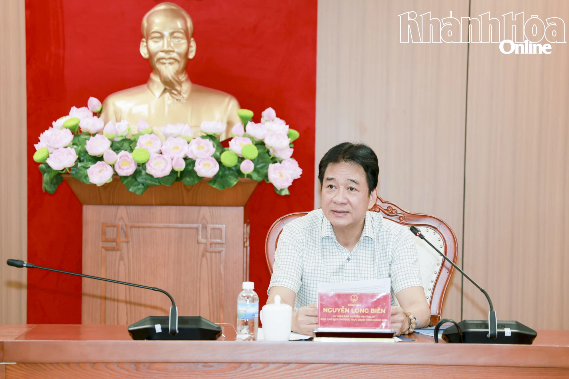 Đồng chí Nguyễn Long Biên phát biểu tại cuộc họp.