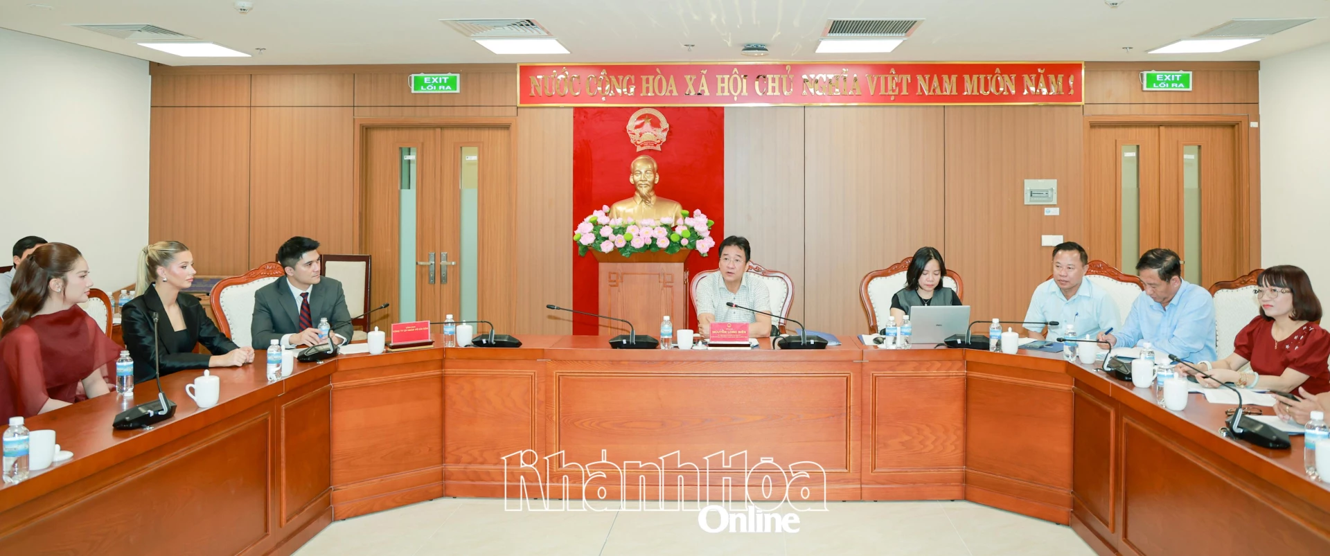 Quang cảnh cuộc họp.