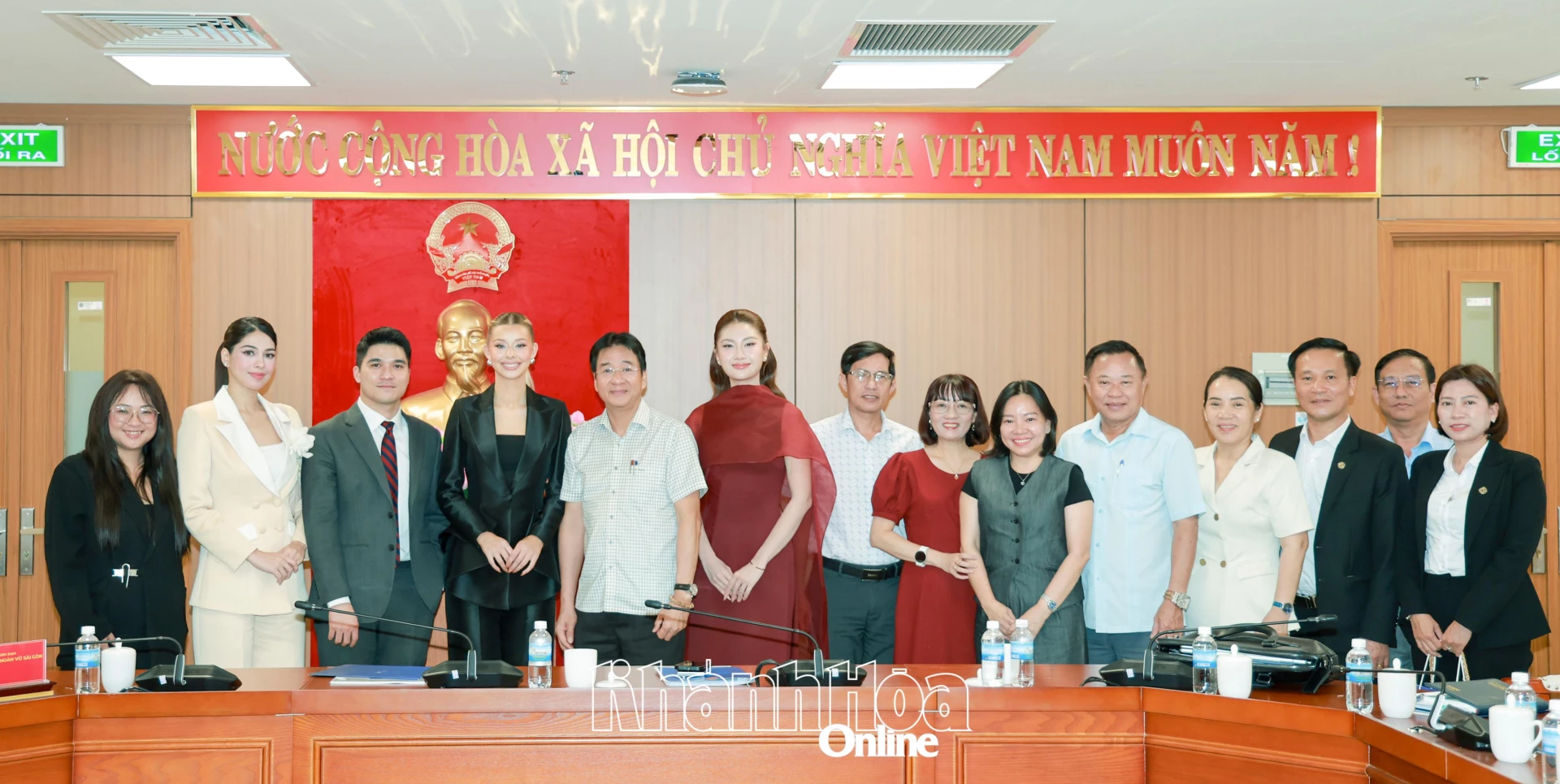 Đồng chí Nguyễn Long Biên cùng lãnh đạo các sở, ban, ngành, địa phương chụp hình lưu niệm với đại diện đơn vị tổ chức sự kiện và các hoa hậu, á hậu.