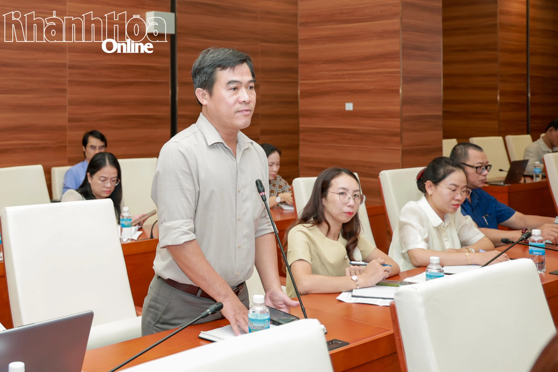 Đại diện phường Ninh Hòa trao đổi một số vấn đề liên quan đến công tác tuyên giáo, dân vận tại địa phương.