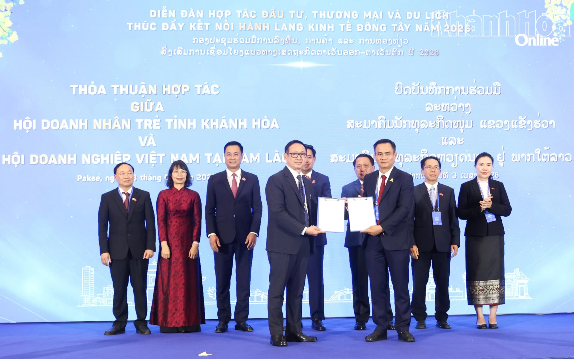 Hội Doanh nhân trẻ tỉnh trao biên bản ghi nhớ hợp tác với Hội Doanh nghiệp Việt Nam tại Nam Lào. Ảnh: Vĩnh Thành