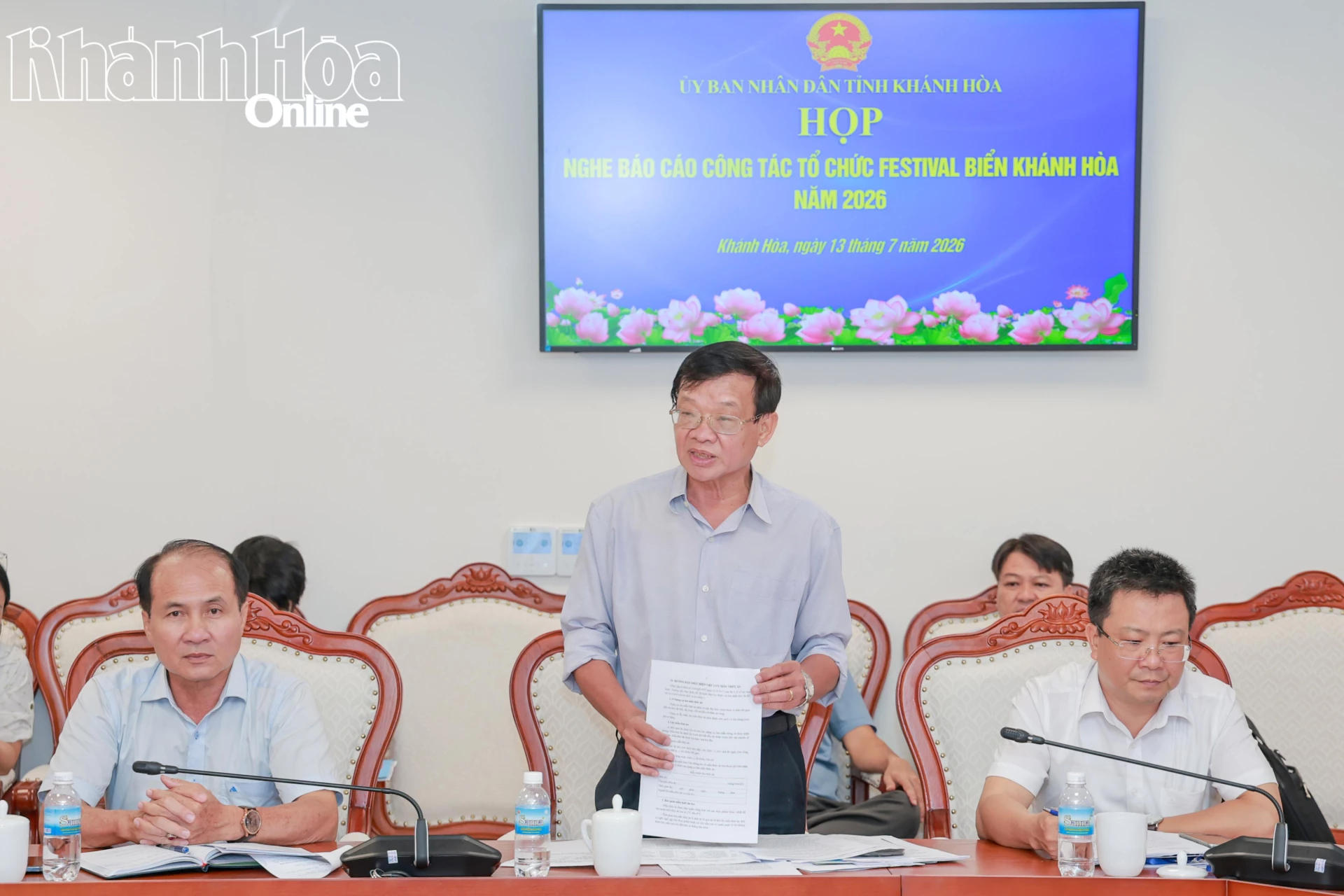 Lãnh đạo Sở Y tế báo cáo một số nội dung liên quan đến công tác đảm bảo an toàn vệ sinh thực phẩm.