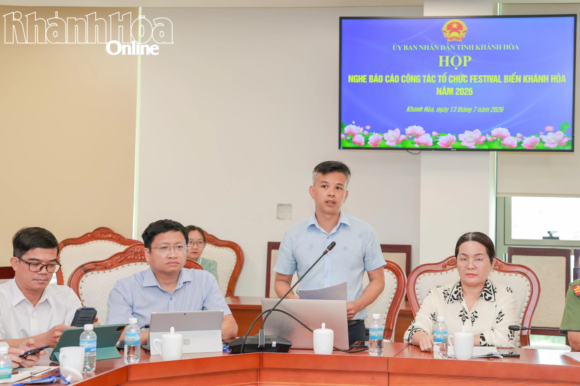 Lãnh đạo Công ty Cổ phần thương mại Gia Phạm (đơn vị tổ chức sự kiện) báo cáo tiến độ công tác chuẩn bị các sự kiện chính của Festival Biển Khánh Hòa năm 2026.