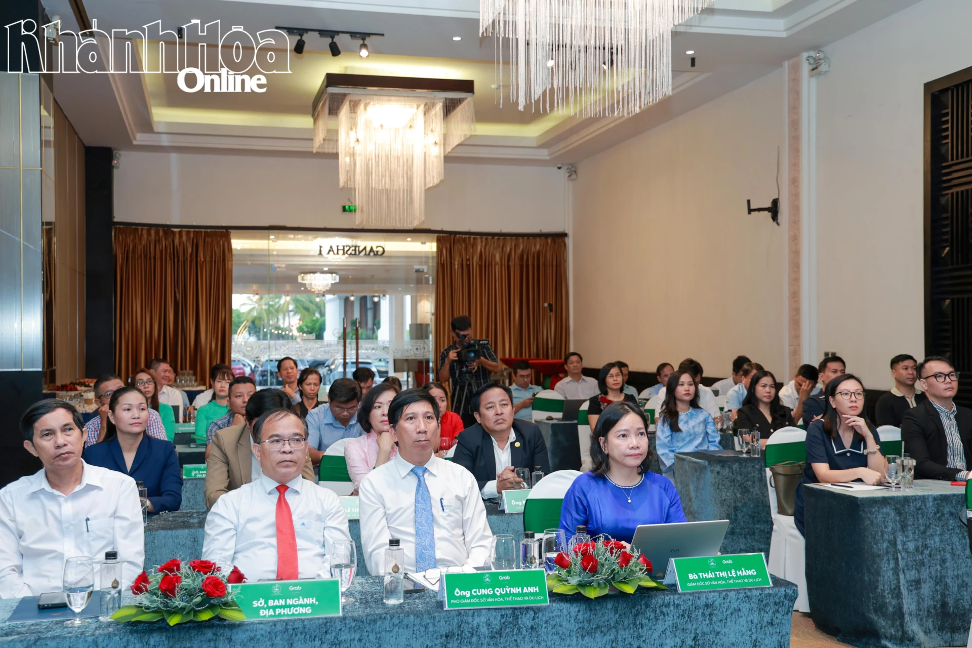 Các đại biểu tham dự buổi lễ.