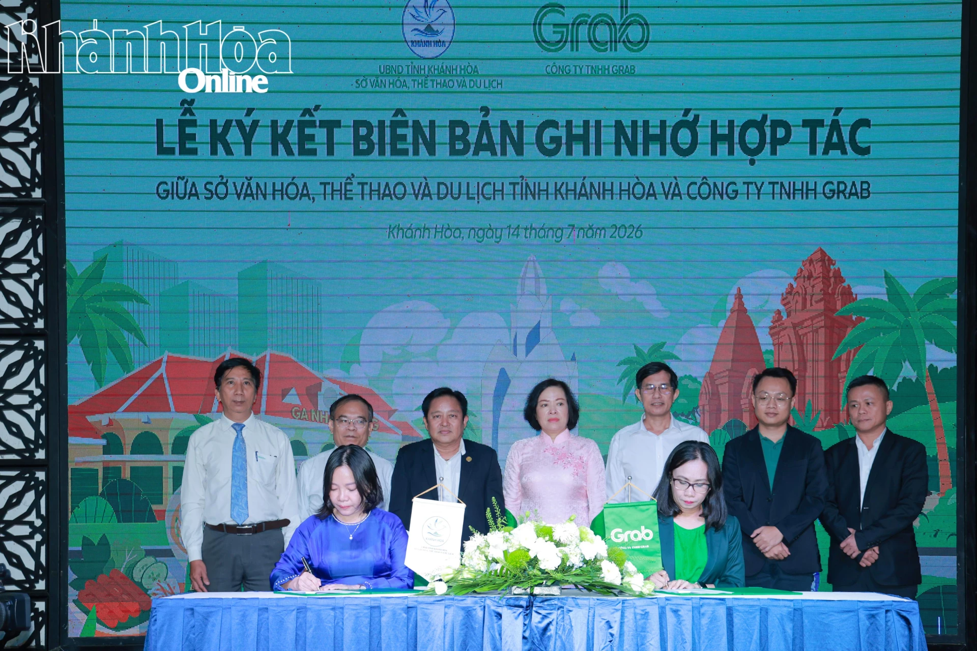 Lãnh đạo Sở Văn hóa, Thể thao và Du lịch cùng lãnh đạo Grab Việt Nam ký kết biên bản ghi nhớ hợp tác.