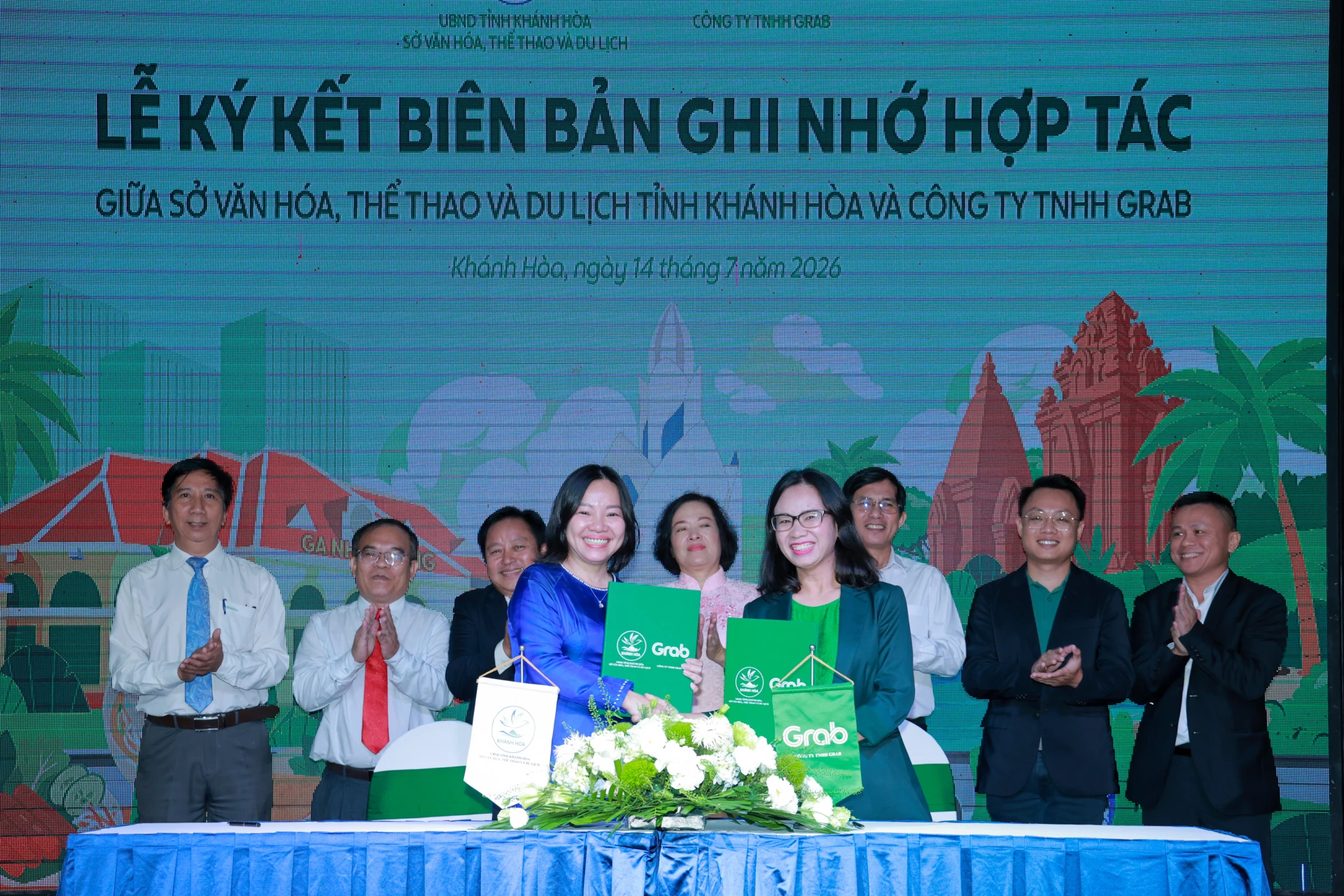 Lãnh đạo Sở Văn hóa, Thể thao và Du lịch và Grab Việt Nam bắt tay hợp tác quảng bá du lịch Khánh Hòa.
