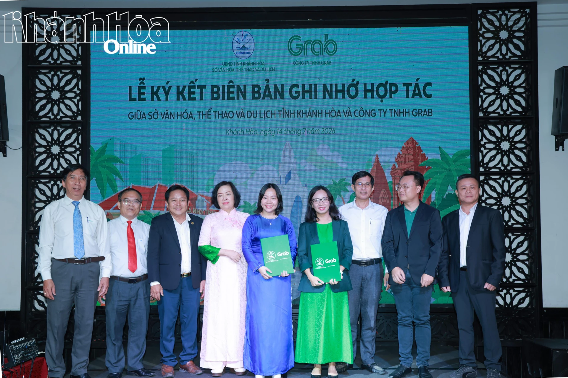 Các đại biểu chụp hình lưu niệm.