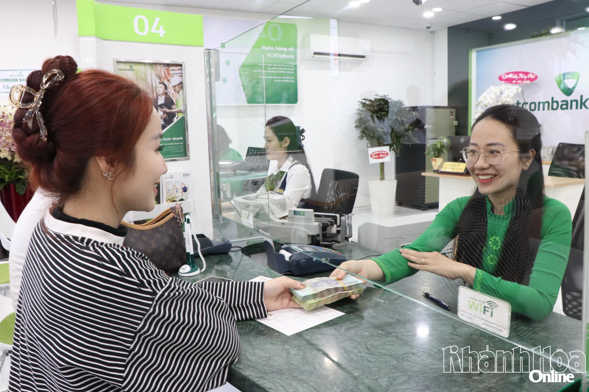 Khách hàng giao dịch tại một chi nhánh ngân hàng ở phường Nam Nha Trang.