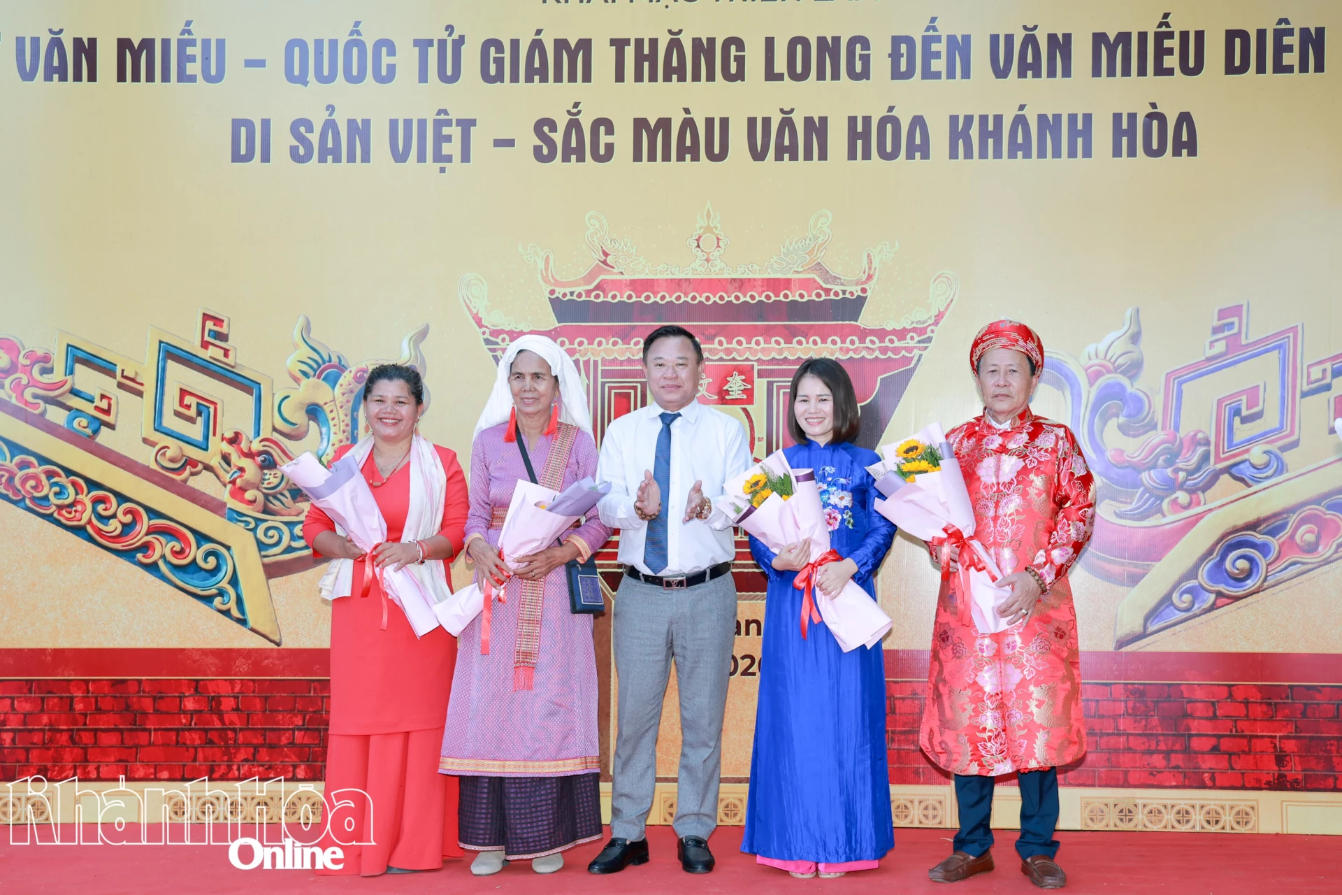 Lãnh đạo Sở Văn hóa, Thể thao và Di lịch tặng hoa tri ân những tập thể, cá nhân tham gia hoạt động.