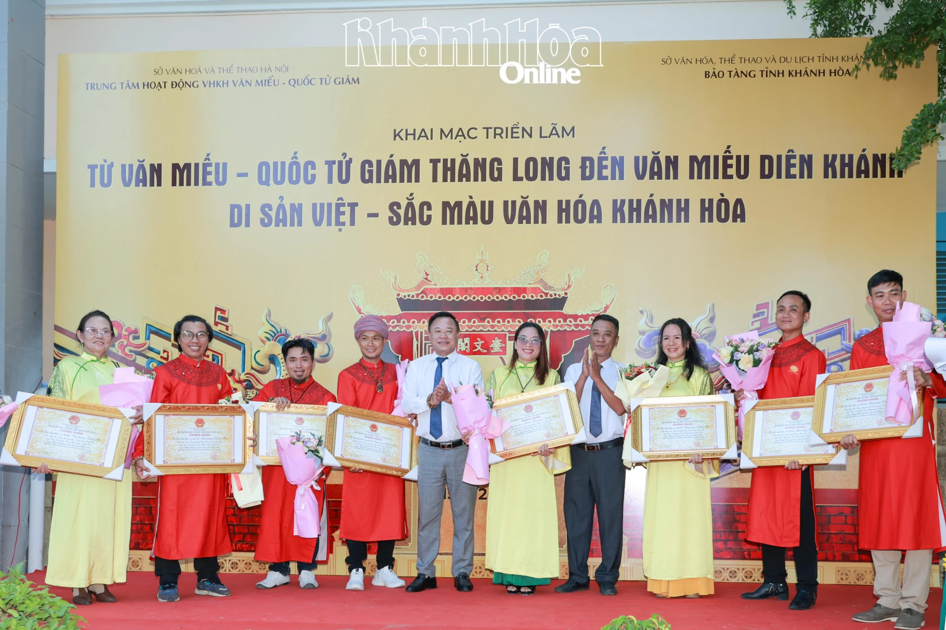 Lãnh đạo Sở Văn hóa, Thể thao và Du lịch trao bản sao bằng chứng nhận tri thức khai thác chế biến Trầm hương Khánh Hòa cho các tập thể, cá nhân.
