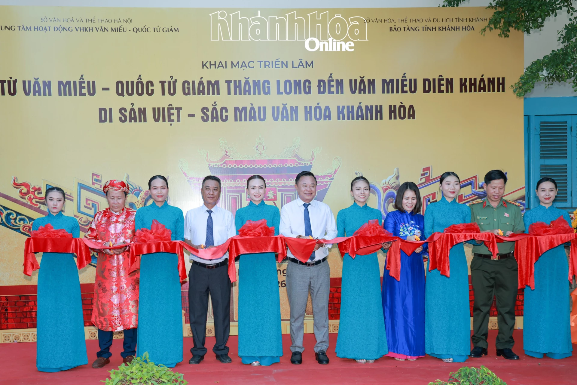 Các đại biểu thực hiện nghi thức cắt băng khai mạc triển lãm.